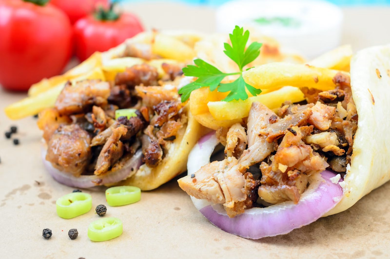 Döner mit Fleisch, Pommes und Gemüse