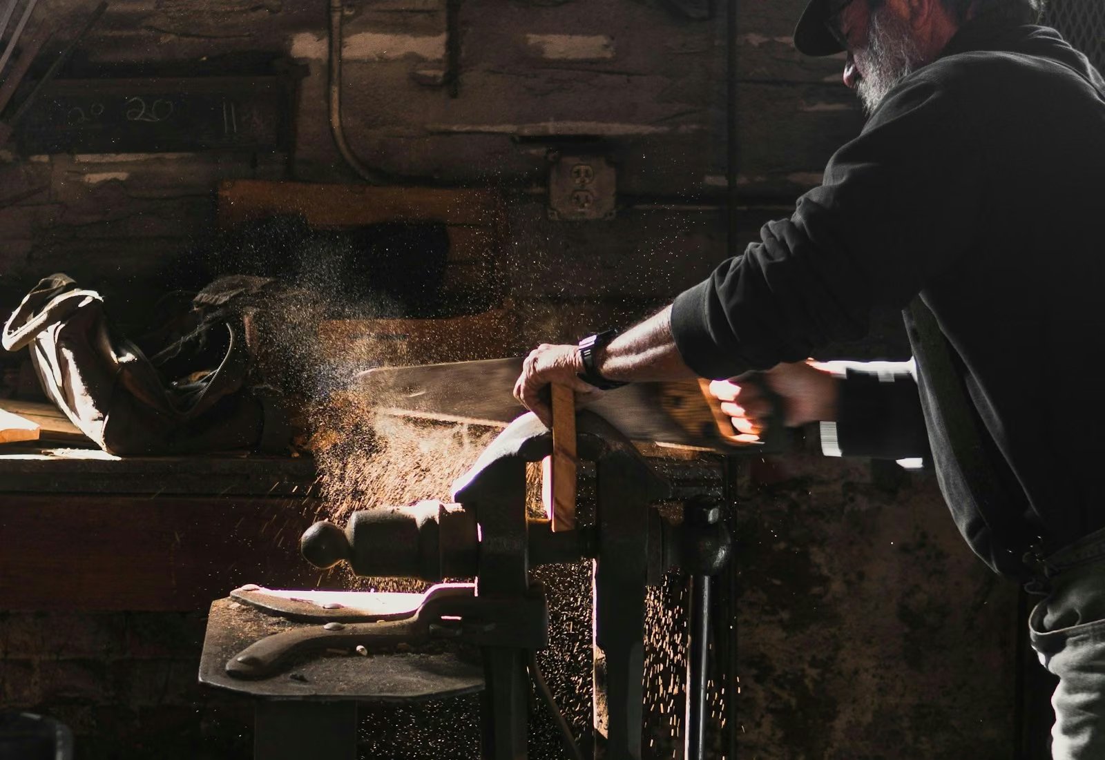 Zimmermann sägt Holzbalken in der Werkstatt