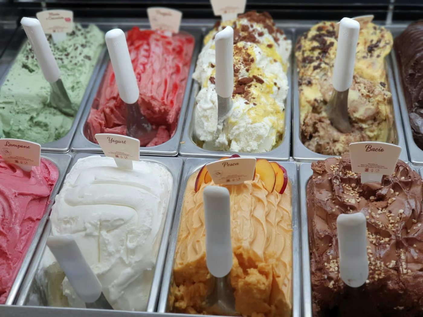 Eine Kugel Pistazieneis in einer Waffel, Nahaufnahme