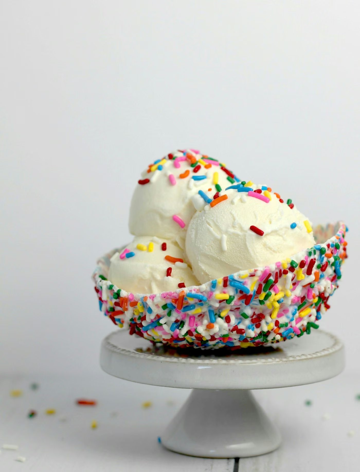 Bunte Eistheke mit verschiedenen Sorten in der Gelateria Girasole