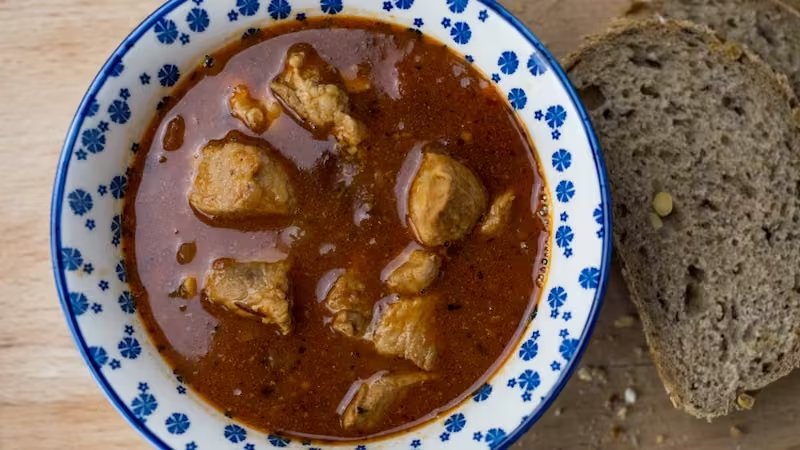 Gulasch in Schüssel