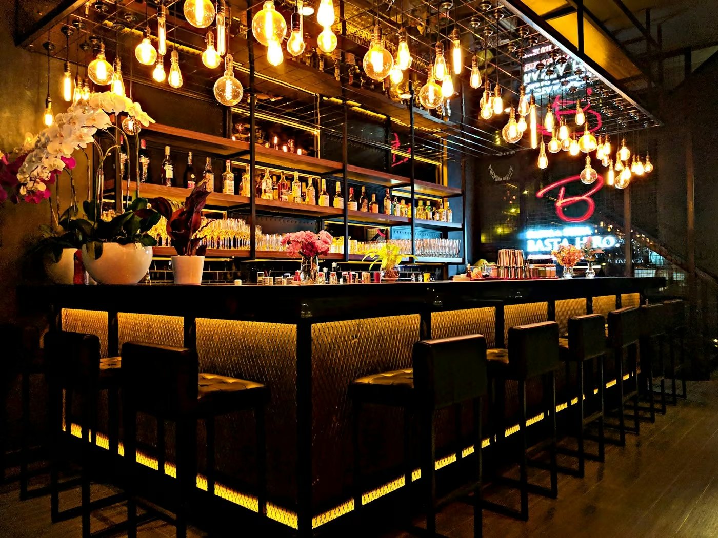 Gäste an der Bar in gedämpftem Licht