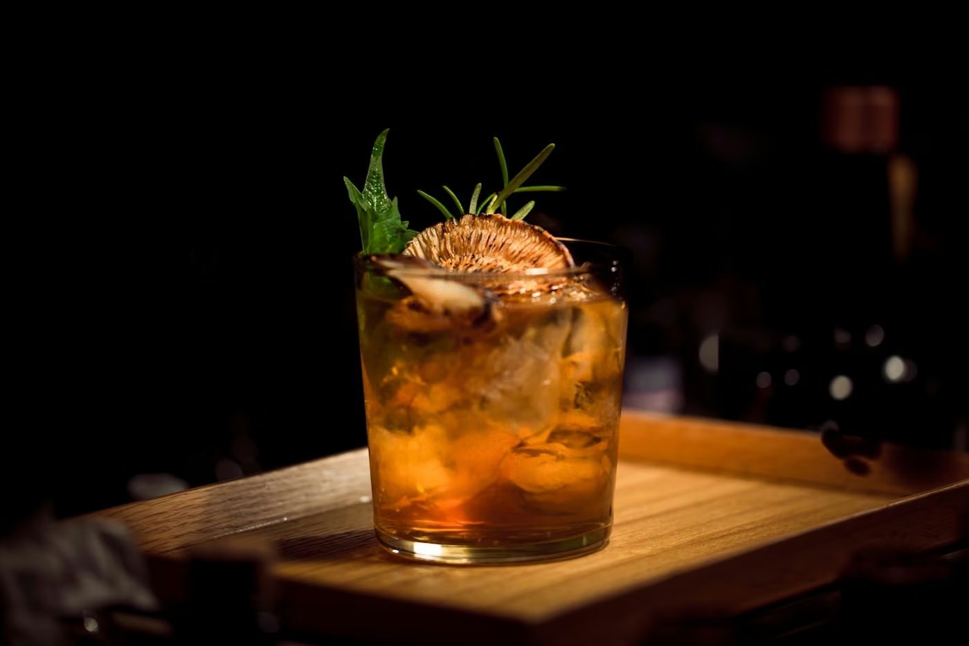 Cocktail mit Räuchernebel unter einer Glasglocke