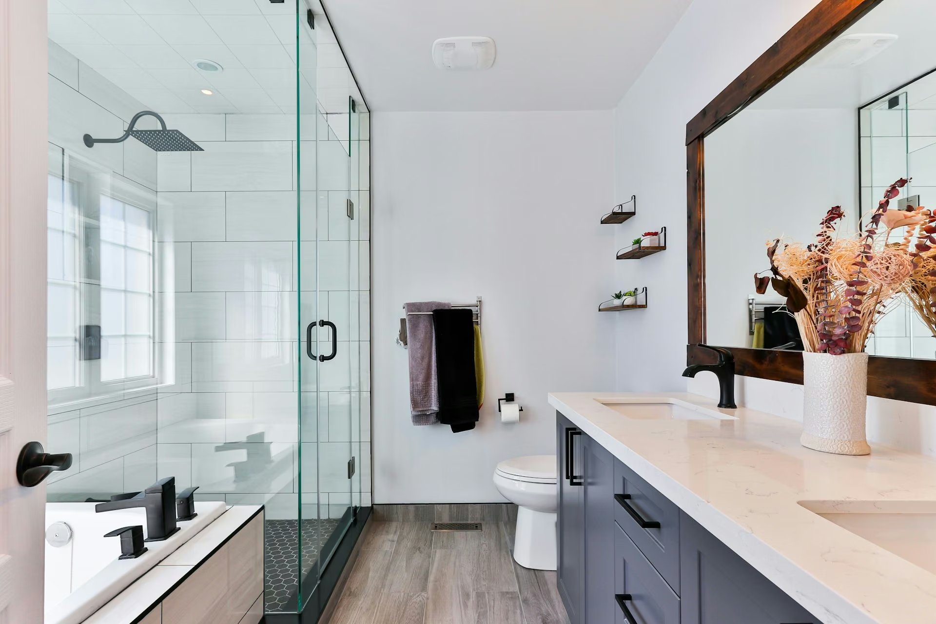 Modernes Badezimmer mit Glasdusche