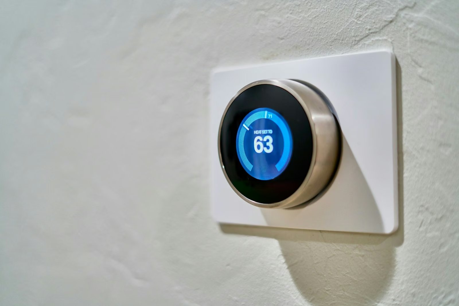 Modernes Thermostat für die Heizungssteuerung